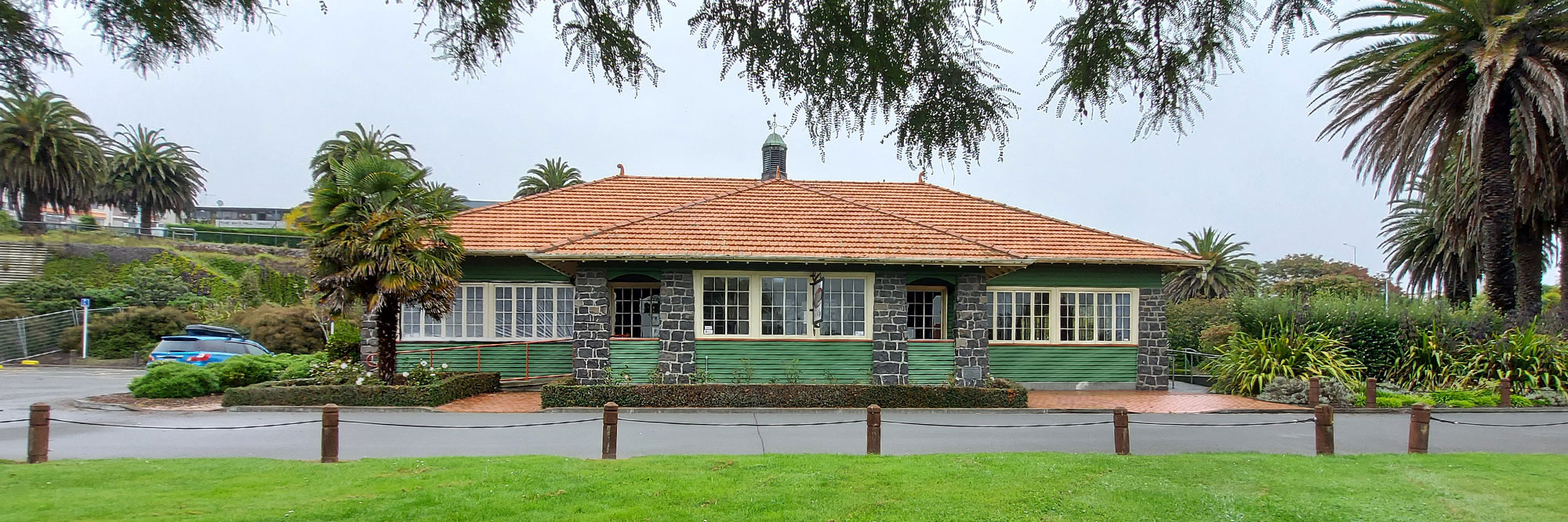 CarolineBayTearooms 2022 To the right are tall Phoenix Canariensis tree often referred to as Pineapple palms or Phoenix palms PhotoCreditRoselynFauth